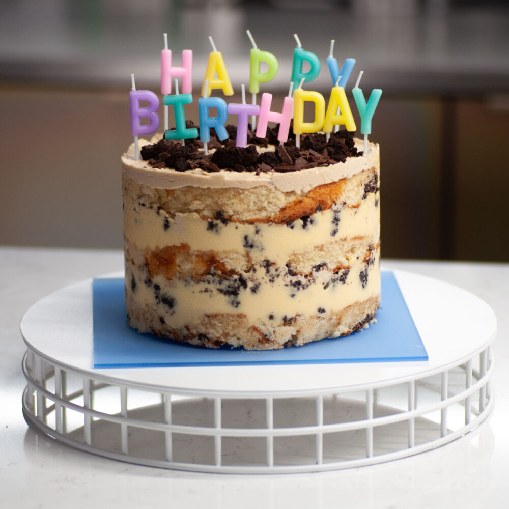 tort na białej paterze