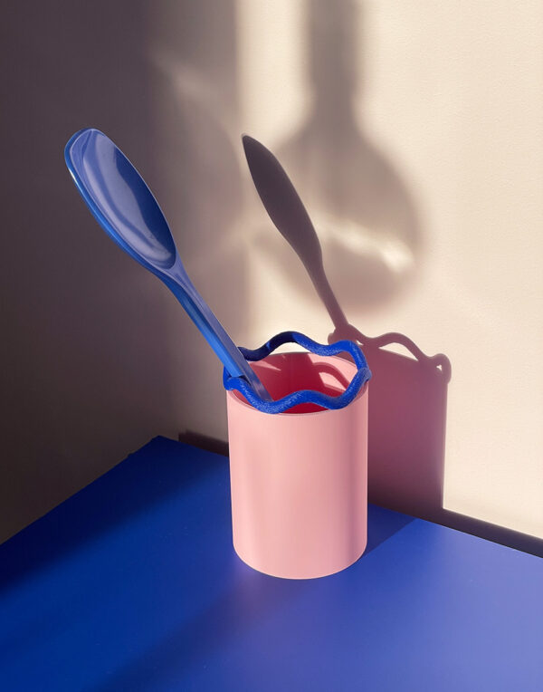 Kubek na przybory z kobaltową falą