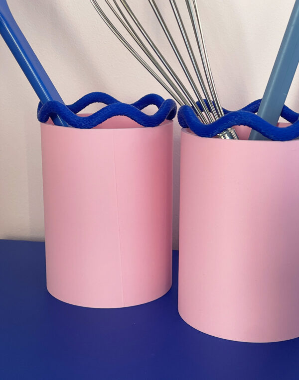 Kubek na przybory z kobaltową falą